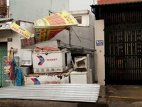 Mưa kèm lốc xoáy trái mùa "quật đổ" cây, cuốn bay nhiều biển hiệu ảnh 1 Mua kem loc xoay trai mua