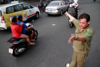 Người dân lúng túng ngày đầu giao thông phân luồng khu trung tâm TPHCM ảnh 4 Nguoi dan lung tung ngay dau giao thong phan luong khu trung tam TP.HCM - Anh 4