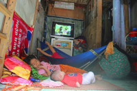 Cận cảnh cuộc sống trong những căn nhà vài m2 tại xóm nhà chồ ảnh 2 Can canh cuoc song trong nhung can nha vai m2 tai xom nha cho - Anh 2