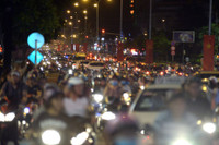 Duong pho Sai Gon ket xe kinh hoang toi dau nam - Anh 1