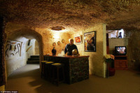 3.500 nguoi song trong thi tran duoi long dat o Australia - Anh 11