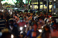 Duong pho Sai Gon ket xe kinh hoang toi dau nam - Anh 6