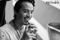 Giám khảo lăn lộn ở hậu trường Asia"s Next Top Model 2016 ảnh 4  Khoảnh khắc rạng rỡ của Yu Tsai khi anh tranh thủ nghỉ ngơi ở hậu trường.