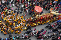 Đúng 9h sáng, hai quả pháo khổng lồ đã được 60 thanh niên trai tráng trong làng rước từ nhà ông đám trưởng (tượng trưng) ra đình làng để làm lễ.