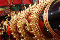  Hai quả pháo Nhất, pháo Nhị có đường kính khoảng 0,6m, dài 6m và 5,8m có cặp rồng vàng quấn quanh thân.