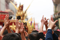  ...thì những thanh niên đi đầu đám rước lại cùng nhau nhảy lên và cùng vỗ tay tạo tiếng pháo giả.