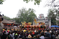  Sau gần 2 giờ đồng hồ, pháo đã vào đến đình làng để các vị quan đám đỏ làm lễ.