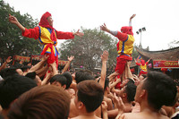 Các ông đám được công trên vai các chàng trai đang độ sung sức làm động tác múa như muốn cổ động tinh thần quân lính và chào tạm biệt nhân dân đi đánh giặc. Những thanh niên sẽ cố giữ cho vị quan đứng càng lâu càng tốt, người chiến thắng sẽ là người đứng lâu nhất. Những người tham gia lễ hội sẽ cố gắng chạm vào người quan đám để cầu may.