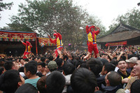 Đây có thể coi là màn cổ động tinh thần cách điệu cho lễ xuất quân đi đánh giặc của các vị tướng làng thời xưa cũng như màn chào tạm biệt dân làng trước khi ra trận.