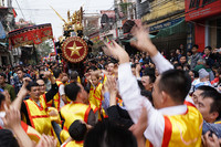 Trên quãng đường khoảng 1km từ nơi pháo ngự ra đình làng, cách quãng vài chục mét, người chủ lễ lại hô vang 