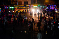 Cho xe khach tu trua toi nua dem o ben Nuoc Ngam - Anh 1