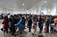 San bay Noi Bai chat cung hanh khach tu nuoc ngoai ve an Tet - Anh 4