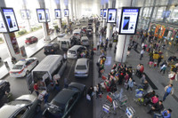 San bay Noi Bai chat cung hanh khach tu nuoc ngoai ve an Tet - Anh 5