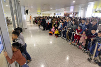 San bay Noi Bai chat cung hanh khach tu nuoc ngoai ve an Tet - Anh 2