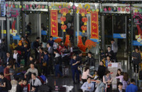 San bay Noi Bai chat cung hanh khach tu nuoc ngoai ve an Tet - Anh 1