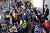 San bay Noi Bai chat cung hanh khach tu nuoc ngoai ve an Tet - Anh 7