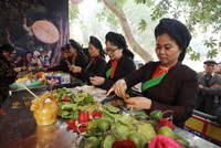 Các cô gái mặc áo tứ thân, chít khăn mỏ quạ đi hội Lim ảnh 8