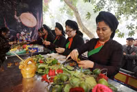 Các cô gái mặc áo tứ thân, chít khăn mỏ quạ đi hội Lim ảnh 8