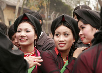 Các cô gái mặc áo tứ thân, chít khăn mỏ quạ đi hội Lim ảnh 4