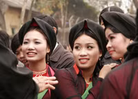 Các cô gái mặc áo tứ thân, chít khăn mỏ quạ đi hội Lim ảnh 4