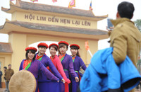 Các cô gái mặc áo tứ thân, chít khăn mỏ quạ đi hội Lim ảnh 5