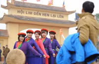 Các cô gái mặc áo tứ thân, chít khăn mỏ quạ đi hội Lim ảnh 5