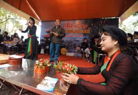 Các cô gái mặc áo tứ thân, chít khăn mỏ quạ đi hội Lim ảnh 7