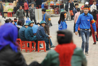 Các cô gái mặc áo tứ thân, chít khăn mỏ quạ đi hội Lim ảnh 9