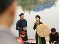 Các cô gái mặc áo tứ thân, chít khăn mỏ quạ đi hội Lim ảnh 3