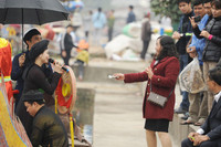 Các cô gái mặc áo tứ thân, chít khăn mỏ quạ đi hội Lim ảnh 6