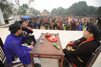 Các cô gái mặc áo tứ thân, chít khăn mỏ quạ đi hội Lim ảnh 2