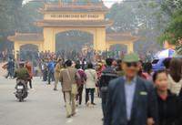 Các cô gái mặc áo tứ thân, chít khăn mỏ quạ đi hội Lim ảnh 1