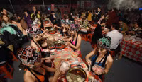 Dàn mẫu bikini nóng bỏng “gia nhiệt” cho đại tiệc lẩu nghìn người ảnh 3