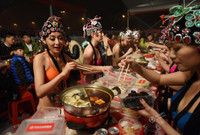 Dàn mẫu bikini nóng bỏng “gia nhiệt” cho đại tiệc lẩu nghìn người ảnh 5