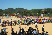  Hàng trăm du khách và người dân khắp nơi về trẩy hội Lồng Tồng. 