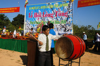  Ông Đoàn Ngọc Nam, Chủ tịch UBND xã Phước Cát 2 (Cát Tiên, Lâm Đồng) đánh trống khai hội. 
