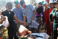  Du khách có cơ hội được thưởng thức món đặc sản heo quay lá mắc mật của đồng bào Tày, Nùng. 