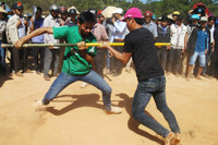  Toát mồ hôi với trò chơi đẩy gậy. 