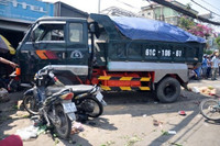 Hiện trường kinh hoàng vụ xe ben “điên” ở TP.HCM ảnh 3 anh: hien truong kinh hoang vu xe ben