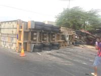 [Anh]: Xe dau keo huc duoi khien xe tai dam sap nha dan - Anh 1