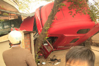 [Anh]: Xe dau keo huc duoi khien xe tai dam sap nha dan - Anh 6