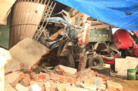 [Anh]: Xe dau keo huc duoi khien xe tai dam sap nha dan - Anh 4