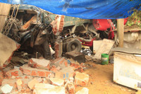 [Anh]: Xe dau keo huc duoi khien xe tai dam sap nha dan - Anh 5