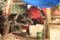 [Anh]: Xe dau keo huc duoi khien xe tai dam sap nha dan - Anh 3