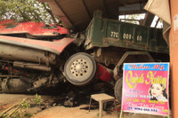 [Anh]: Xe dau keo huc duoi khien xe tai dam sap nha dan - Anh 2