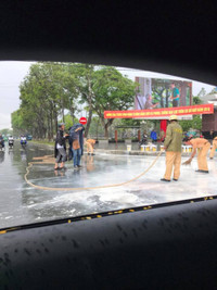 CSGT giúp tài xế dọn sơn bị đổ ra đường ảnh 6 CSGT giup tai xe don son bi do ra duong - Anh 6