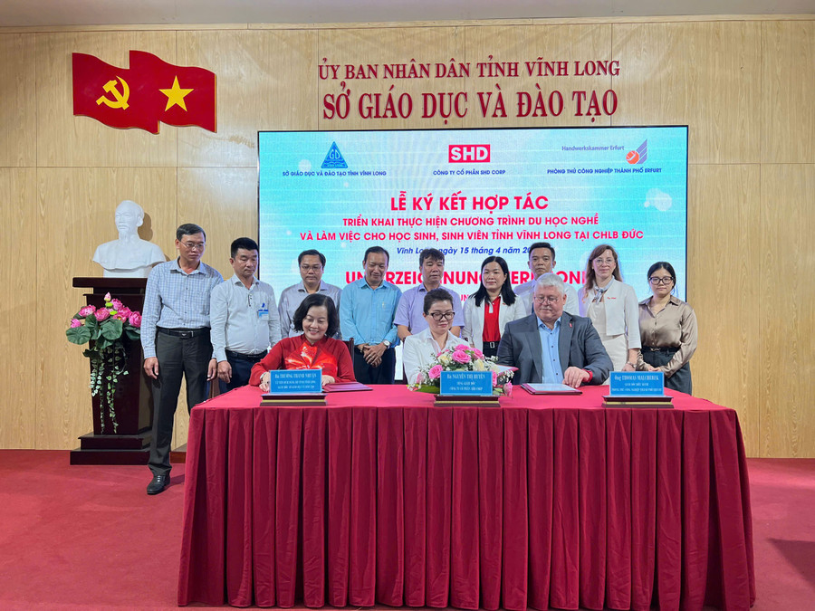 Sở GD&ĐT tỉnh Vĩnh Long, Công ty Cổ phần SHD-Corp và Phòng Thủ công nghiệp thành phố Erfurt (CHLB Đức) ký kết hợp tác triển khai chương trình du học nghề và việc làm tại CHLB Đức cho học sinh, sinh viên. (Ảnh: Minh Hoàng)