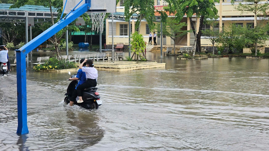 Lực lượng tình nguyện tại các điểm trường ở Sóc Trăng túc trực hỗ trợ các em để có thể đến điểm thi đúng giờ. Ảnh: Minh Hoàng. img-20250627-081009.jpg