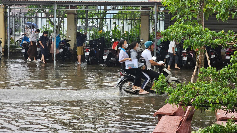 Mưa lớn ở Sóc Trăng trước giờ thi cũng gây khó khăn cho các em học sinh khi đến với điểm thi. Ảnh: Minh Hoàng. img-20250627-081015.jpg
