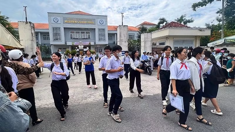 Thí sinh kết thúc môn thi Ngữ Văn tại một điểm thi ở TP Cao Lãnh (Đồng Tháp). Ảnh: Hữu Nghĩa